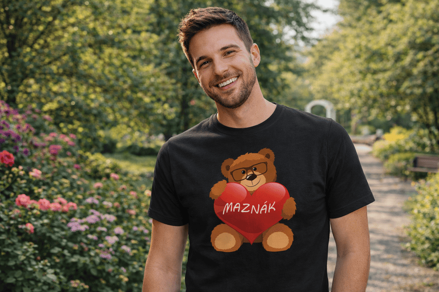 muž v tričku s nápisom Maznák mk